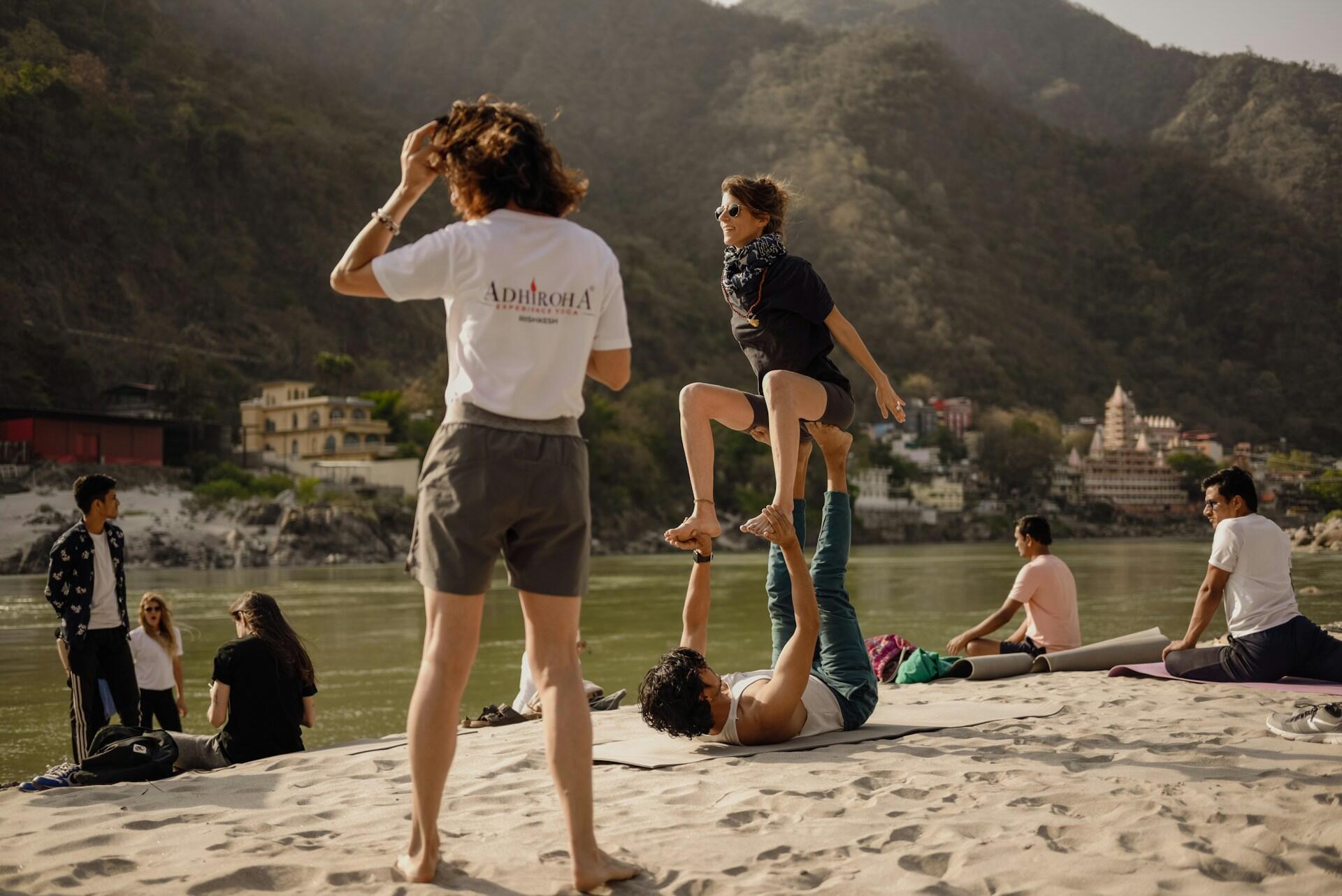 Pilates dans la nature, en groupe.