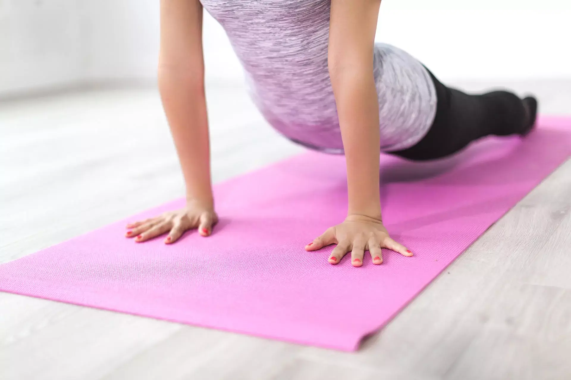 femme faisant pilates sur tapis de yoga