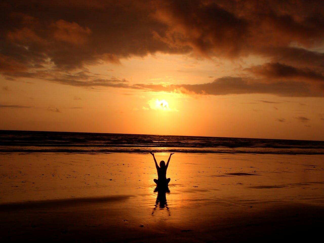 yoga a la plage au soleil couchant