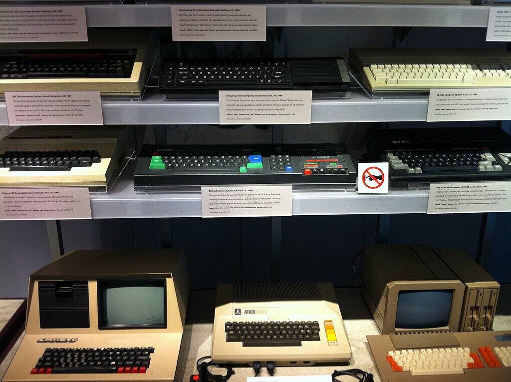 Plusieurs vieux ordinateurs dans un musée.