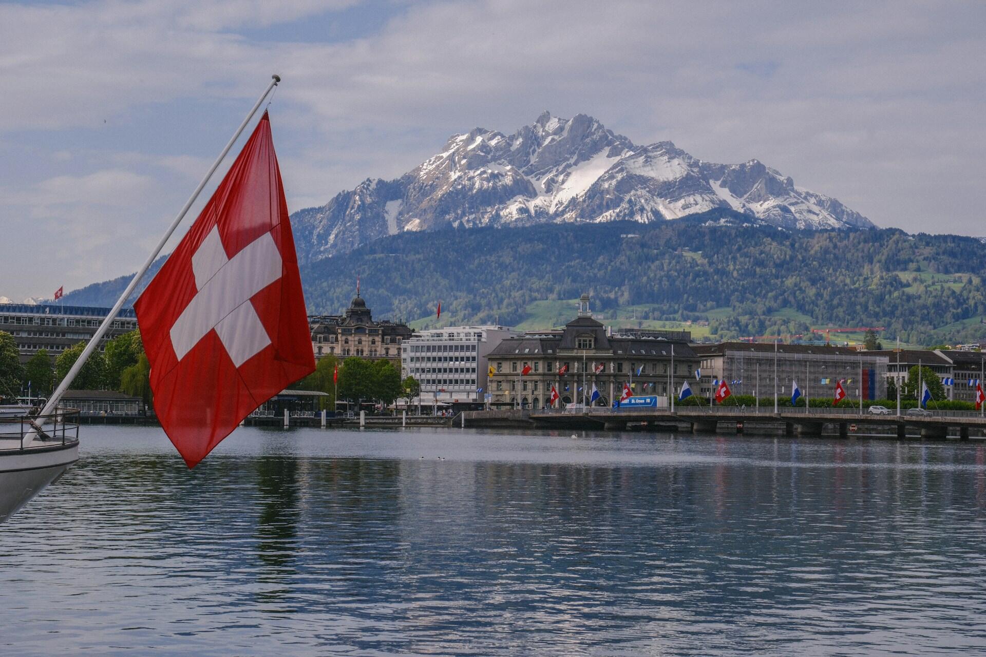 Drapeau suisse avec vue lac et montagne.