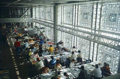 Découvrez la littérature et l'aphabet arabe dans la magnifique archtiecture d'un lieu dédié à la culture du monde Arabe.