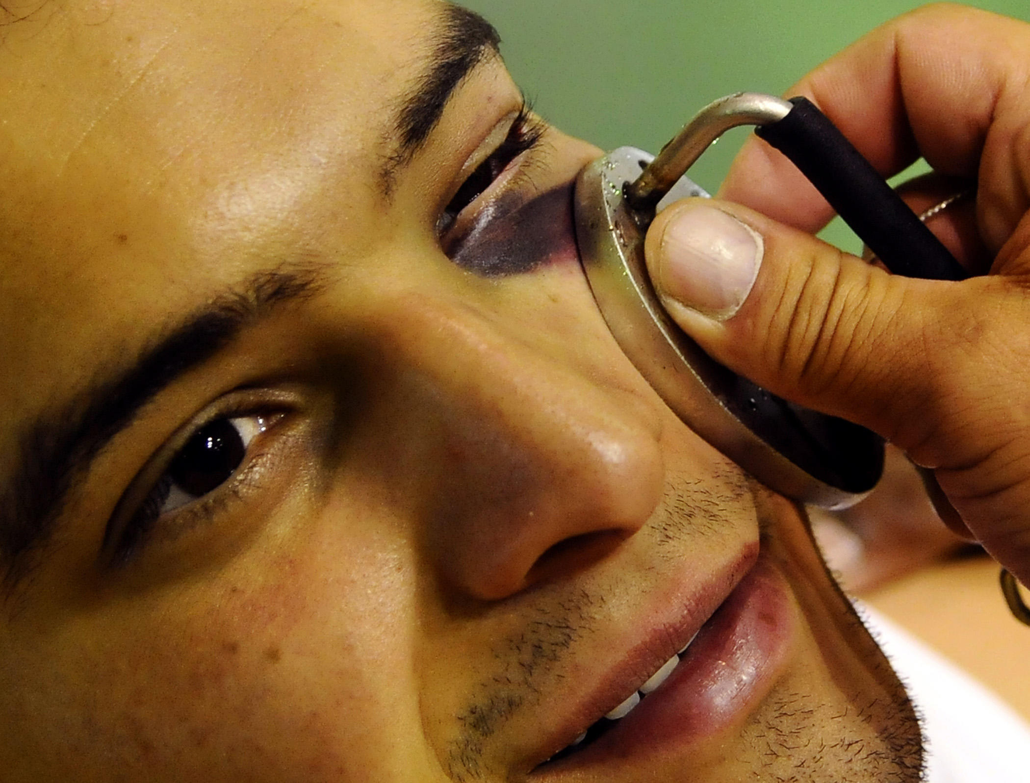 Une droite, un crochet ou un uppercut bien placé peut faire mouche au bout de quelques secondes : c'est la marque des plus grands champions du monde de boxe, dont certains ont commencé timidement ce sport chez eux.
