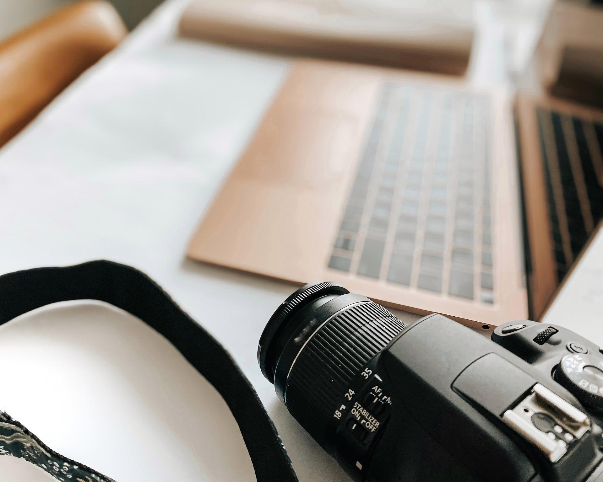 Un appareil photo et un ordinateur pour faire des retouches !