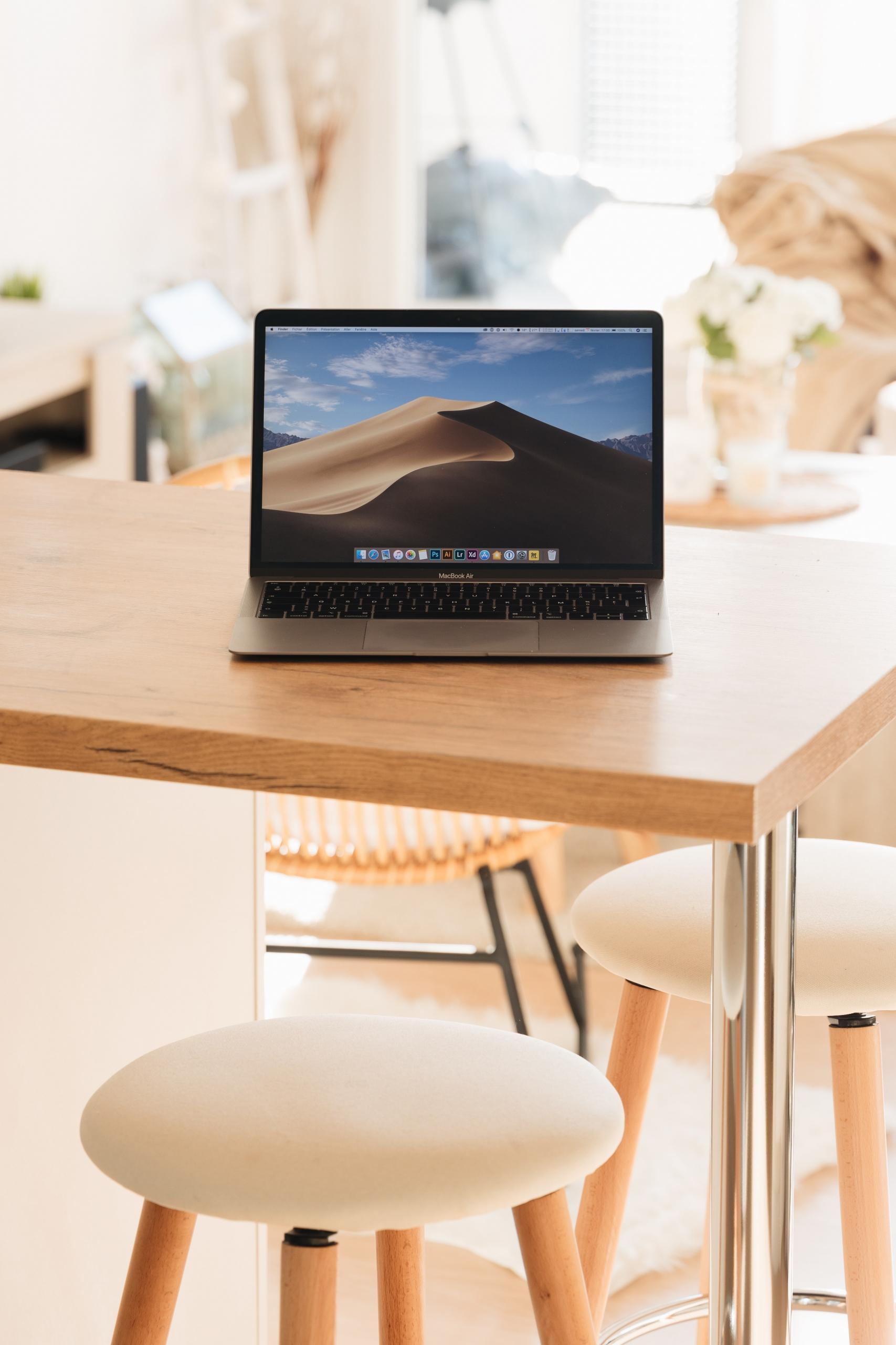 Un ordinateur Mac, outil indispensable pour retoucher une photo
