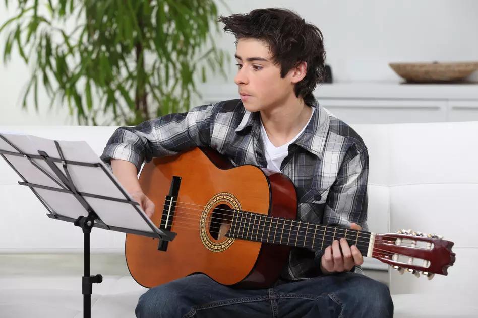 Quand jouer de la guitare en école de musique ? 