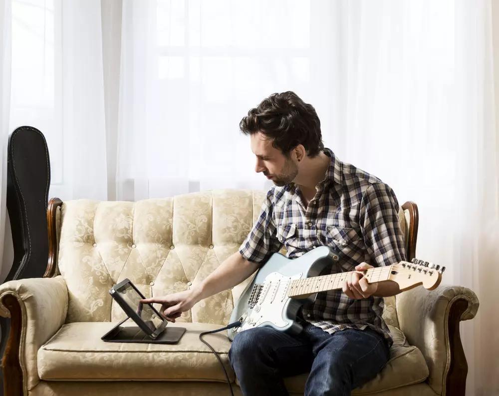 Quels sont les moyens pour apprendre à jouer de la guitare ?