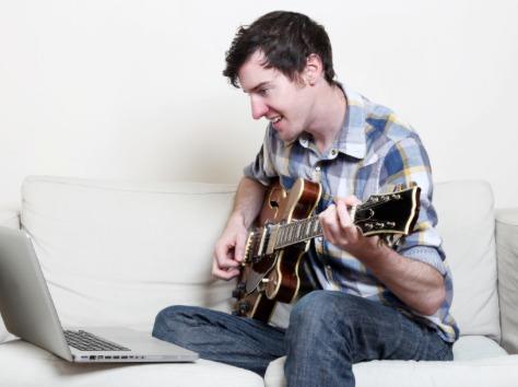 Echangez directement par webcam avec votre professeur de guitare.