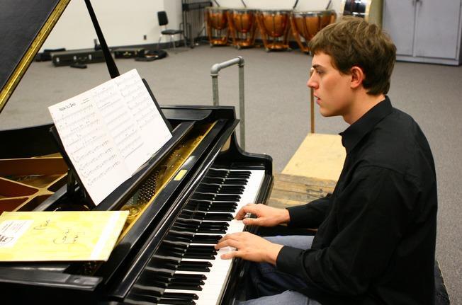 homme joue au piano
