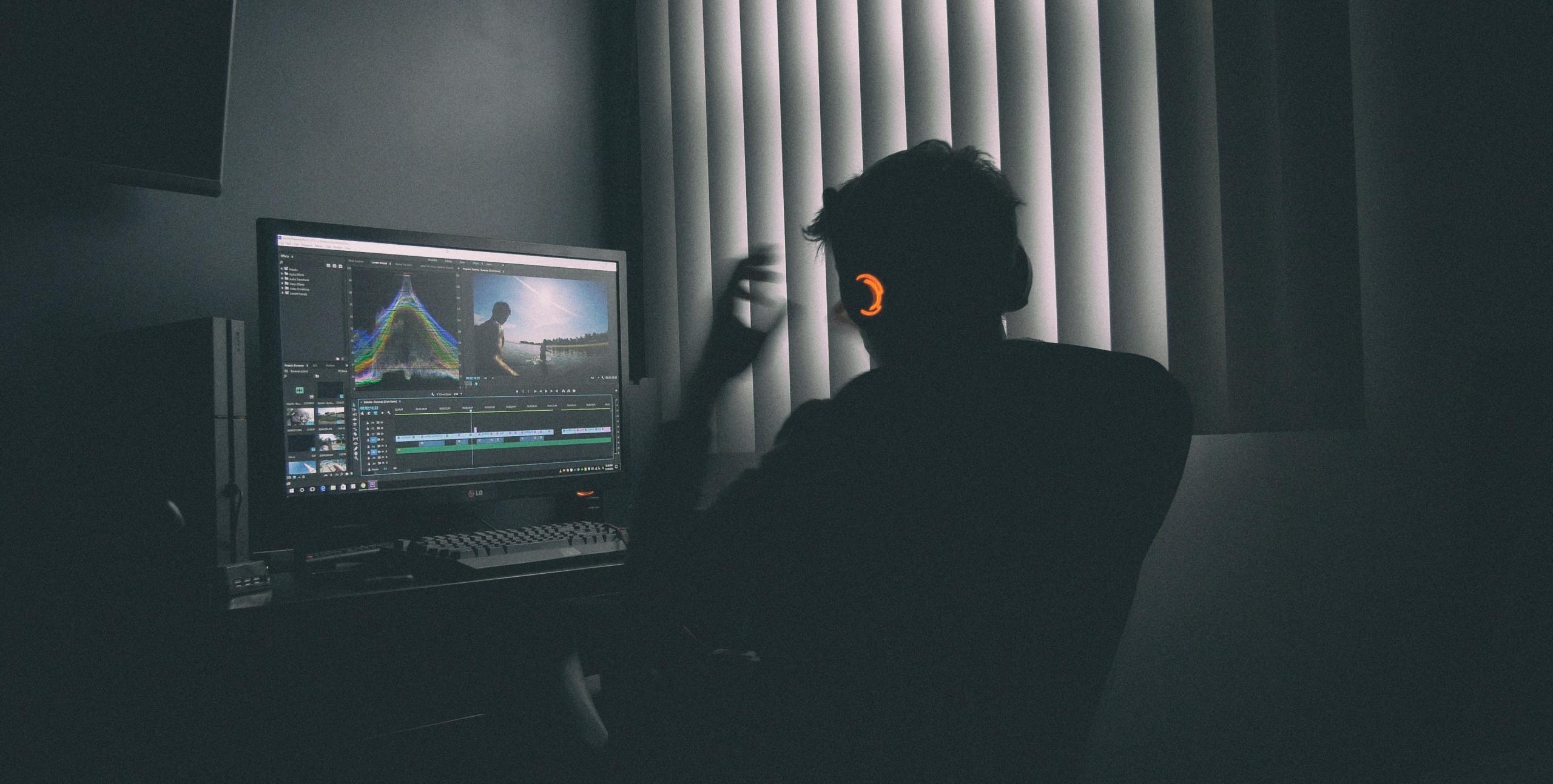 Un homme de dos fait de la retouche photo