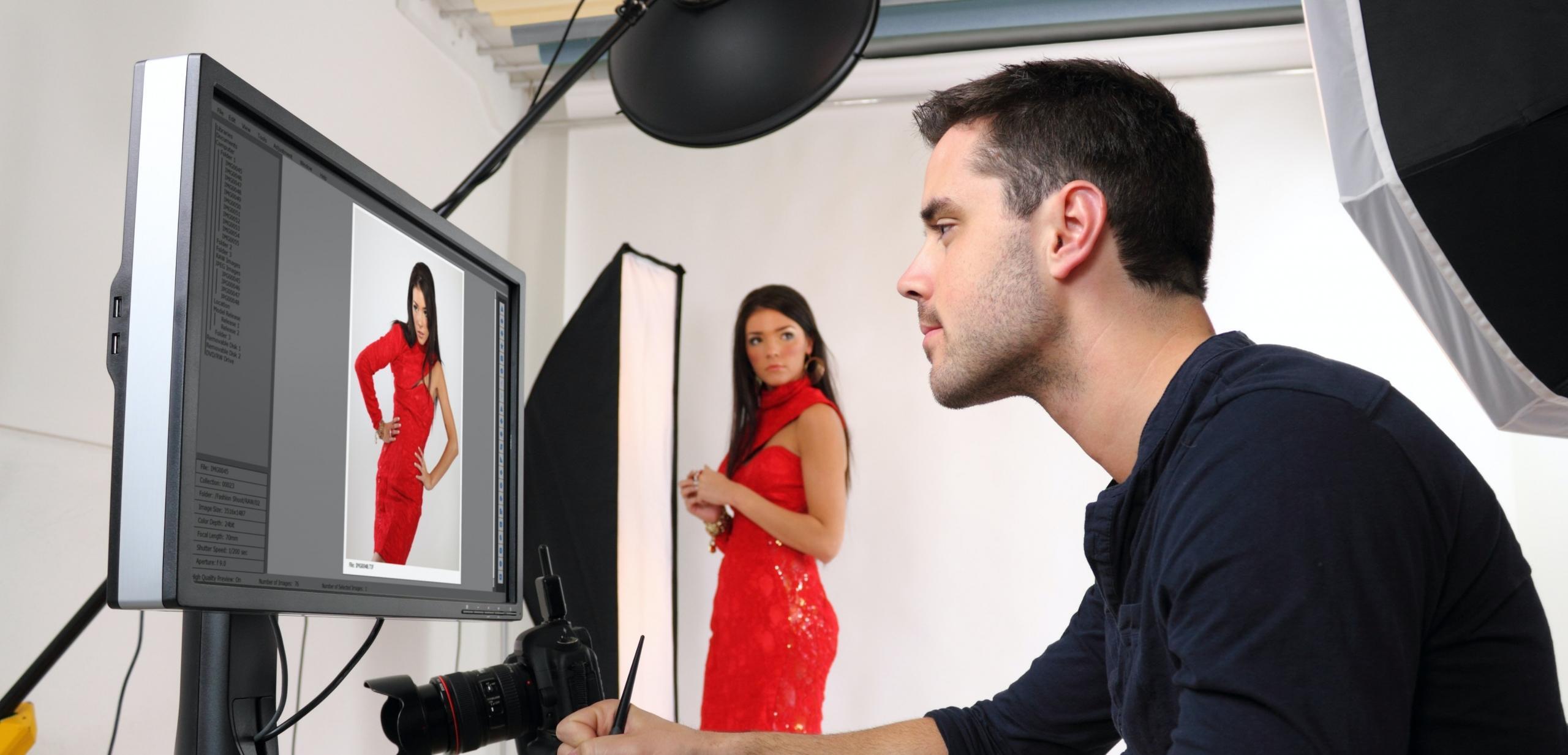 Un photographe retouche son shooting de mode