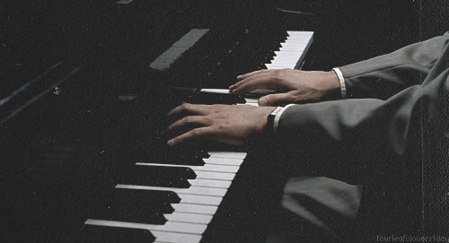 Apprendre à jouer du piano en jouant lentement.