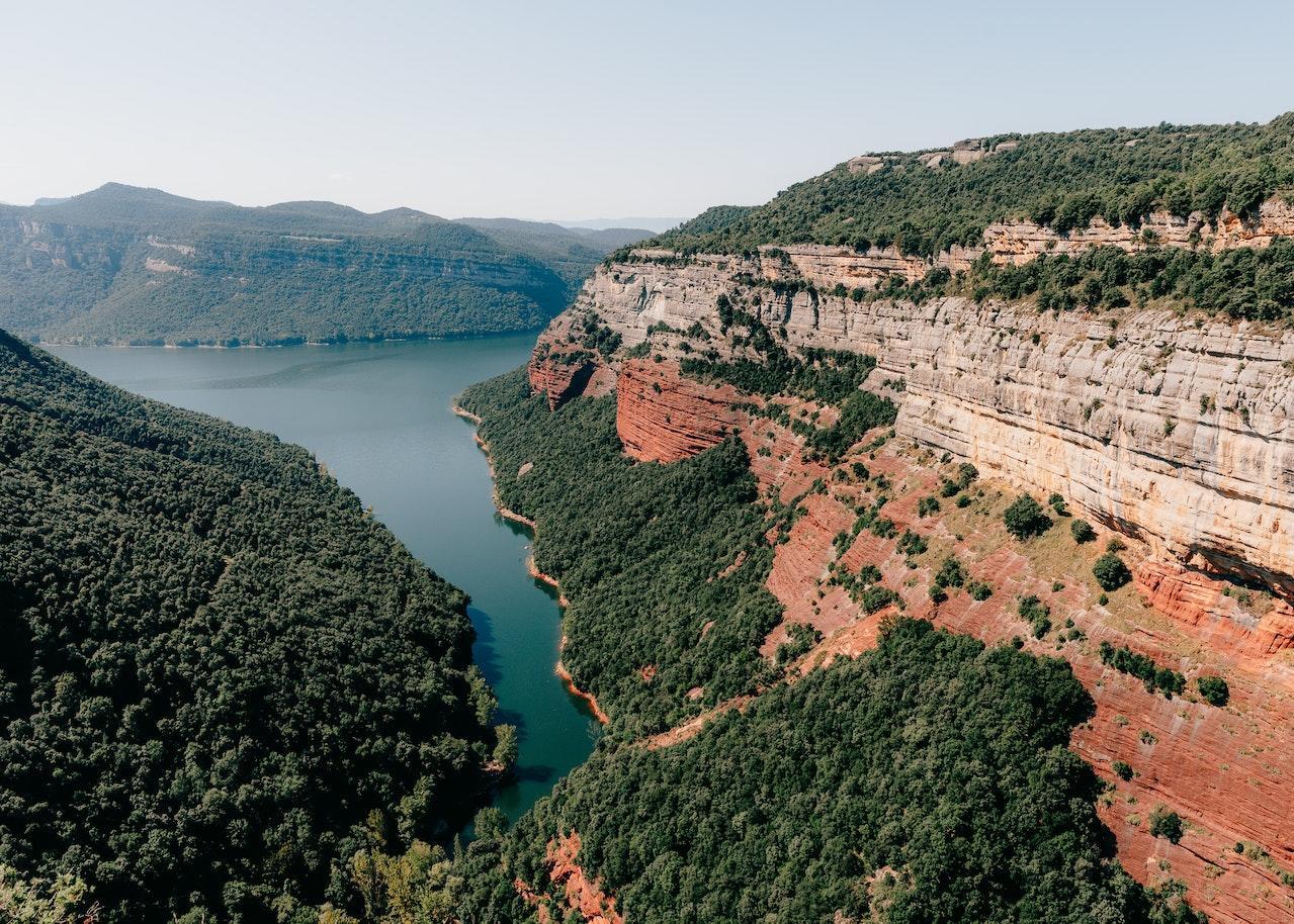 Photo d'un canyon avec une rivière en Espagne. 