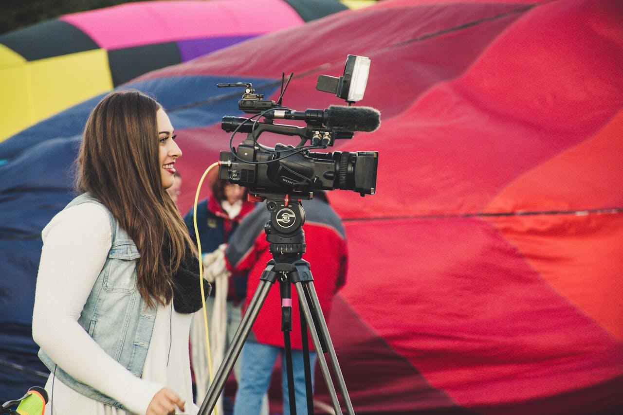 femme journaliste preparant la camera