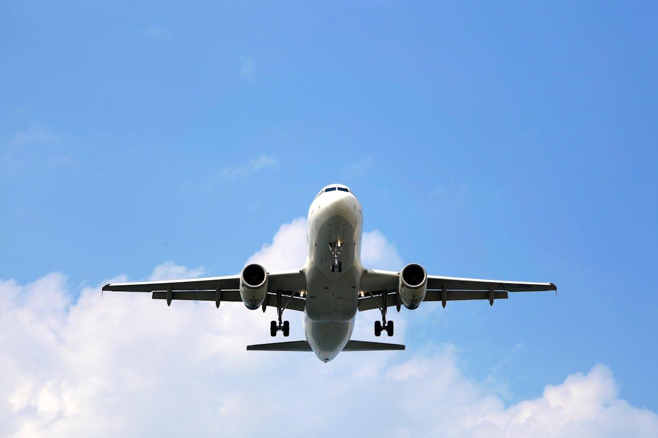 avion dans le ciel bleu
