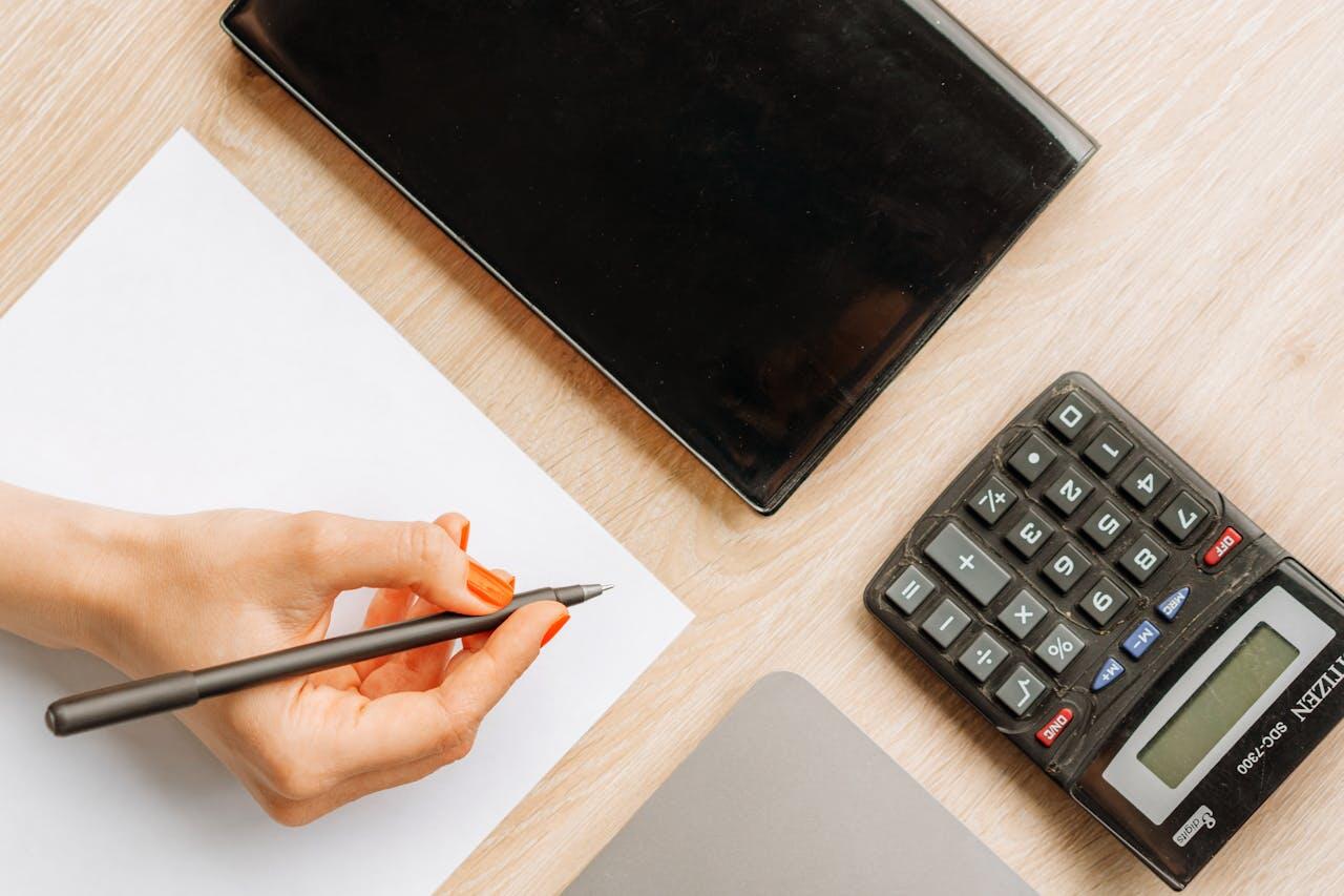 personne calculant son budget