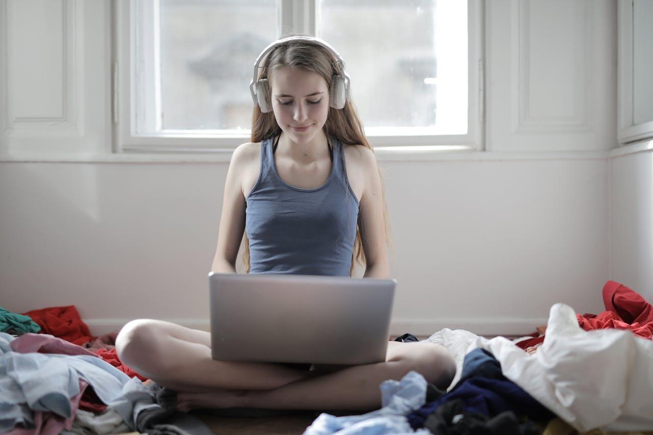 fille sur son lit ecoutant un podcast