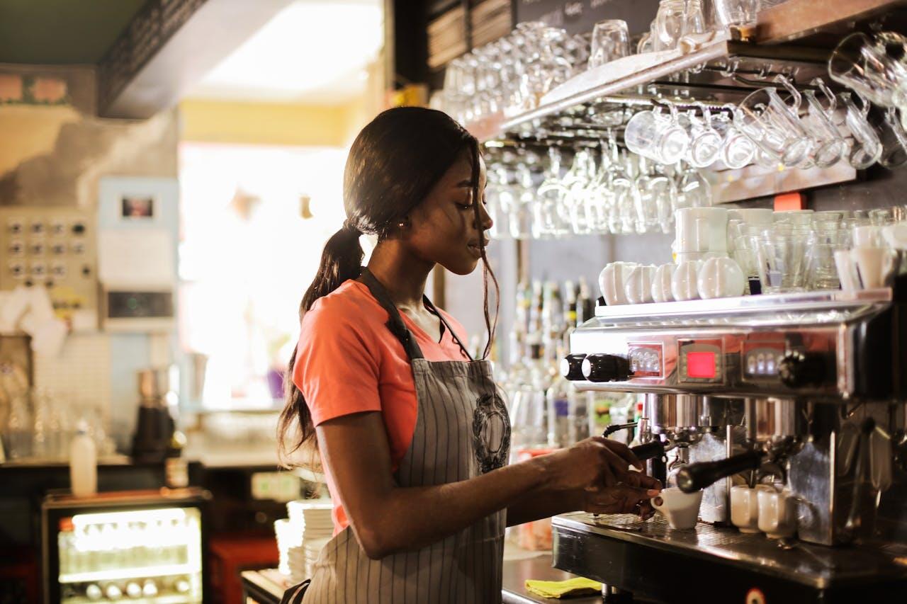 femme barista preparant un cafe