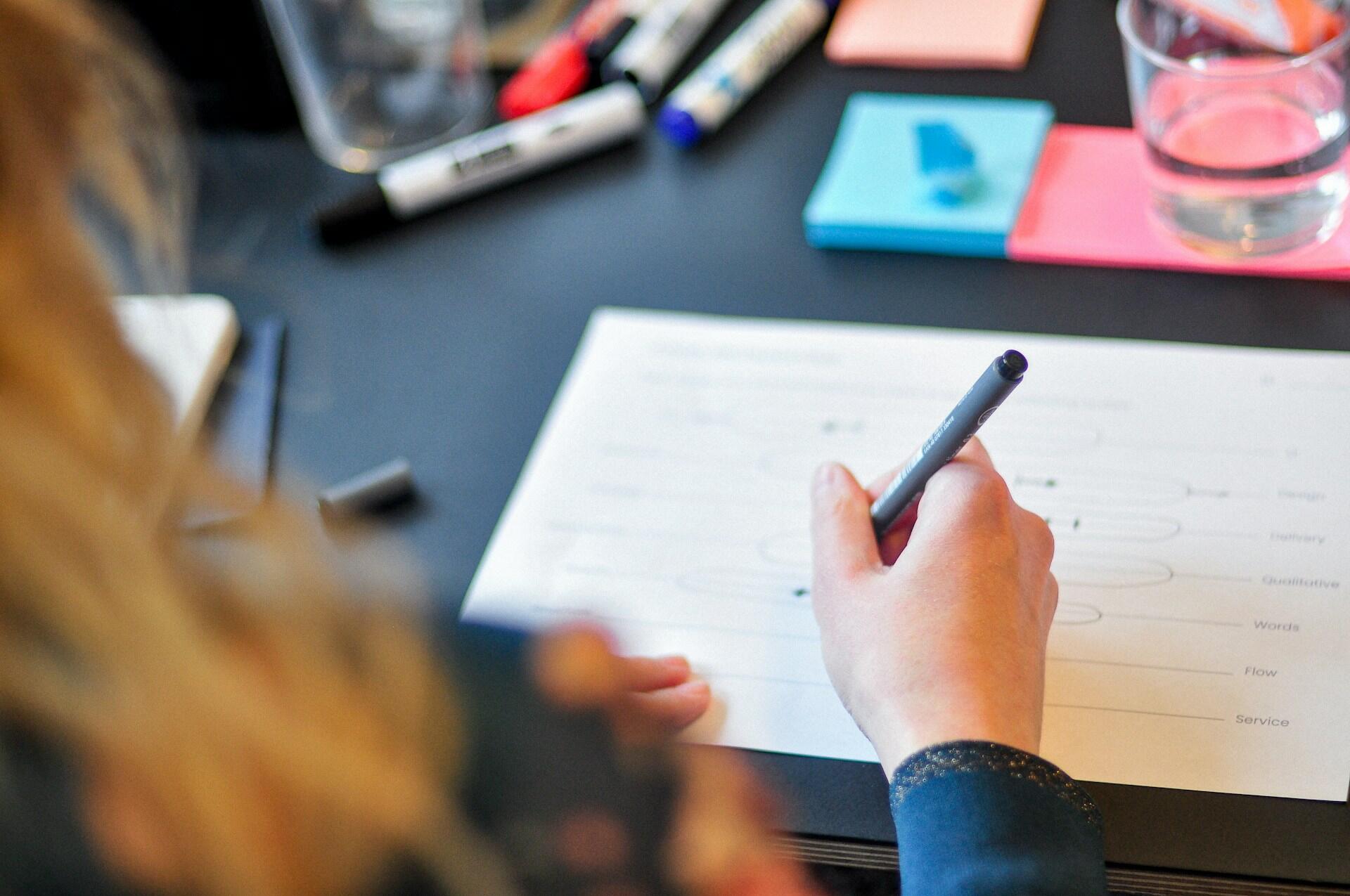 Étudiante qui fait ses devoirs.
