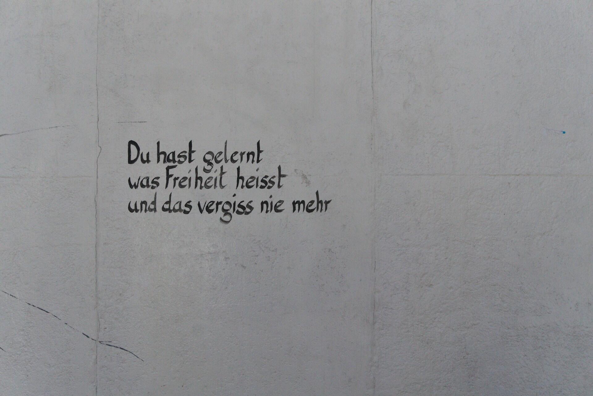 Un text en allemand sur un mur blanc.