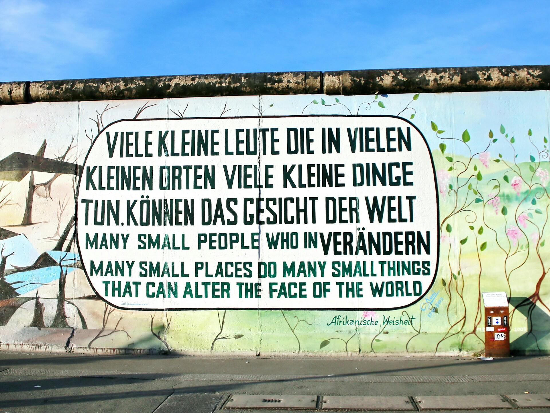 Une citation en allemand sur un mur extérieur.