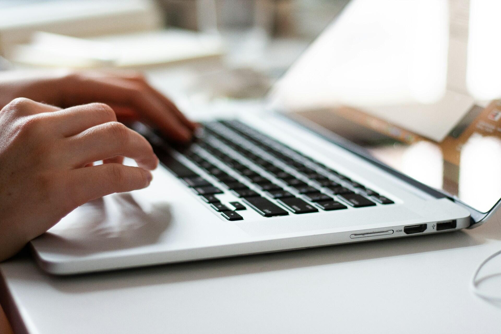 Focus sur le clavier d'un ordinateur portable.