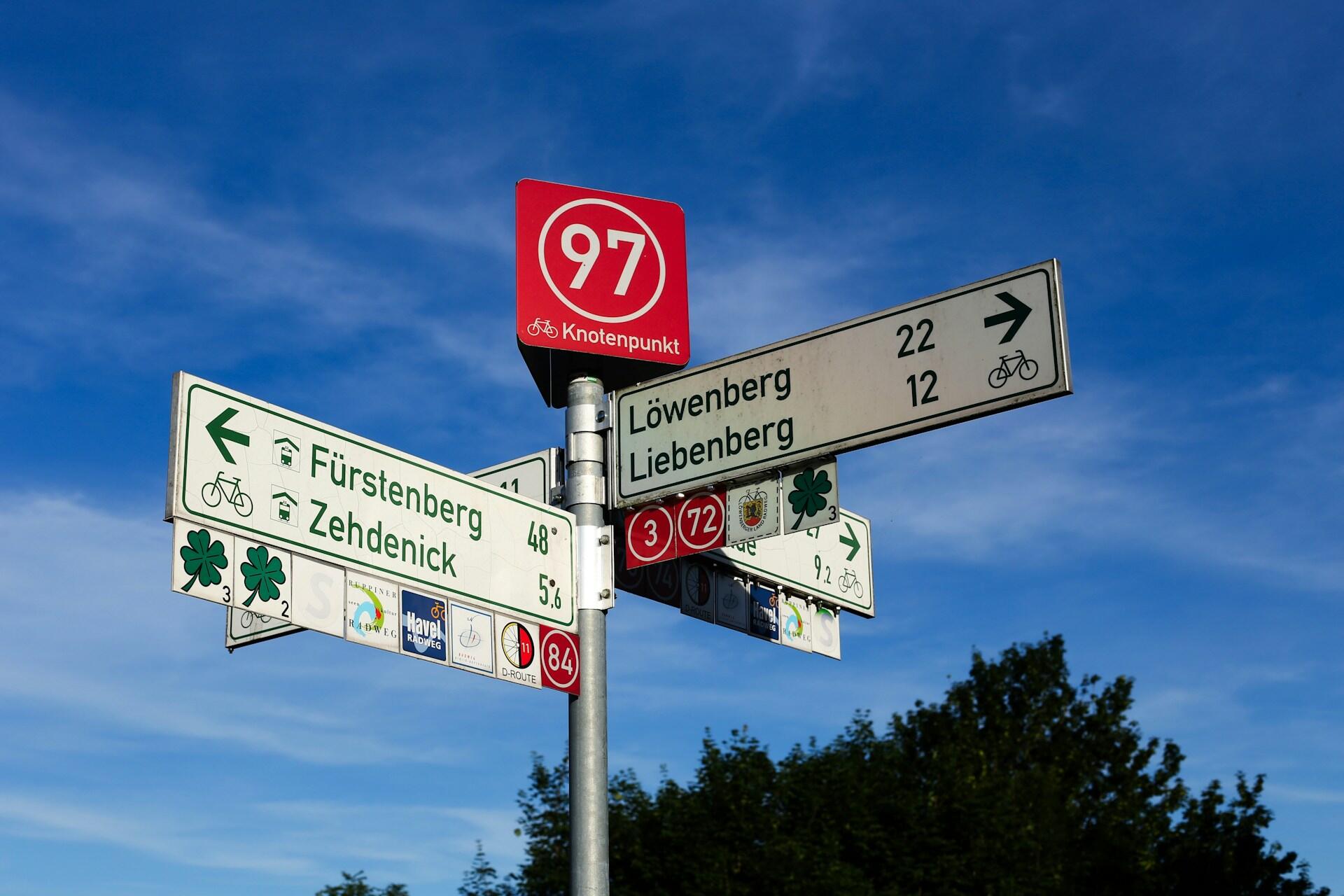 Directions sur un poteau de circulation.
