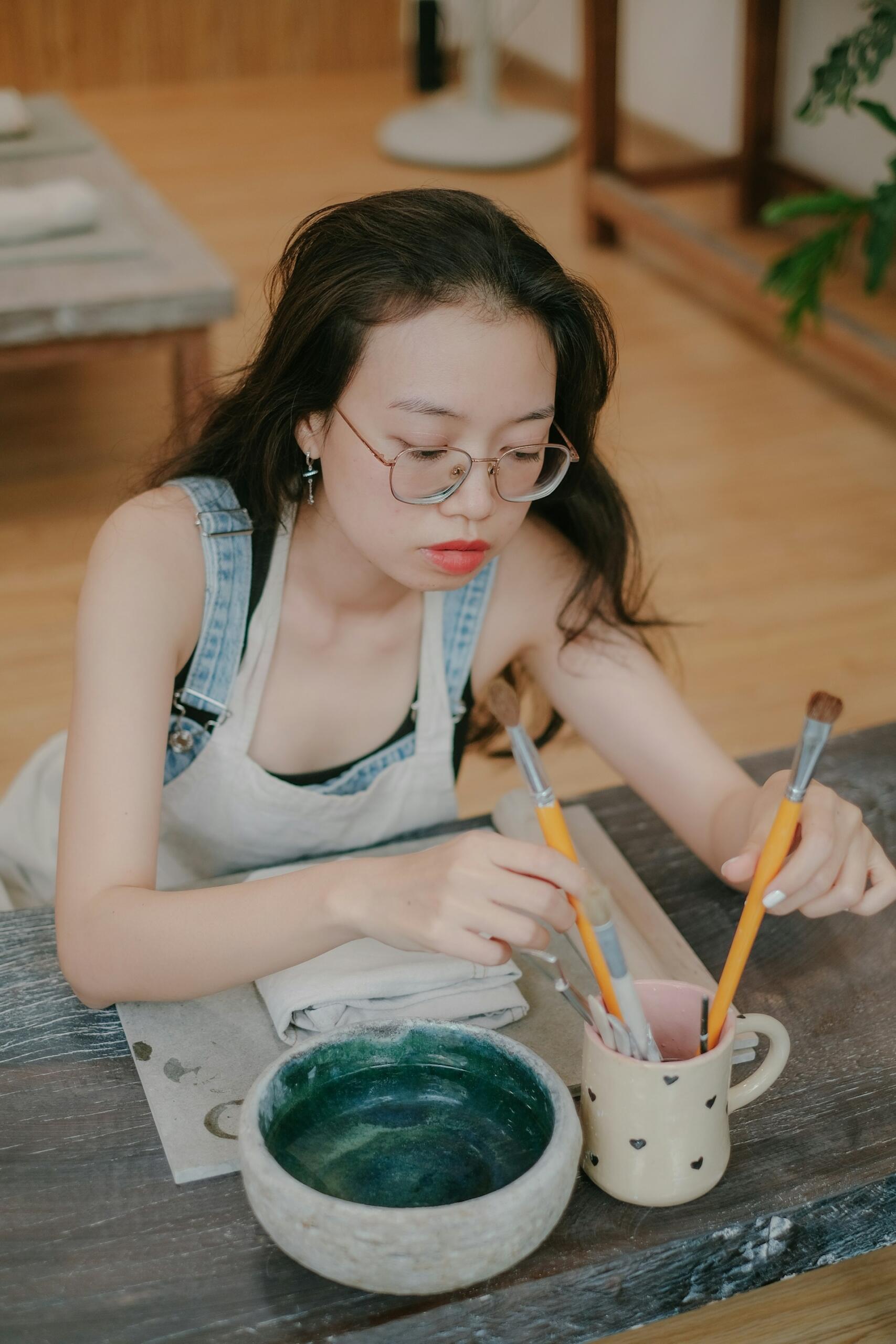 jeune femme peignant