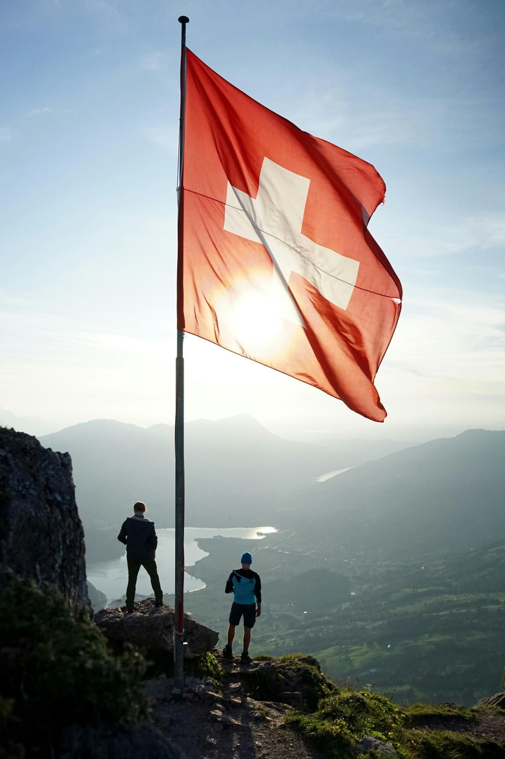 drapeau suisse flottant montagne