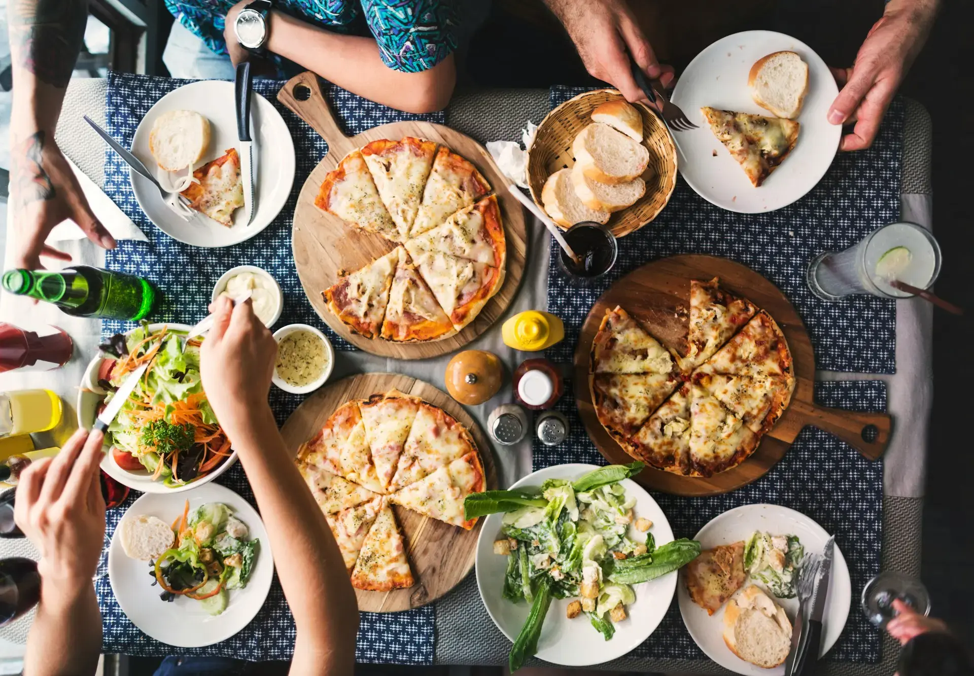 table pleine de pizzas etc