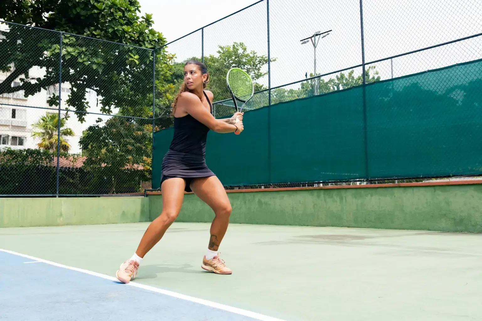 Une femme qui joue au tennis