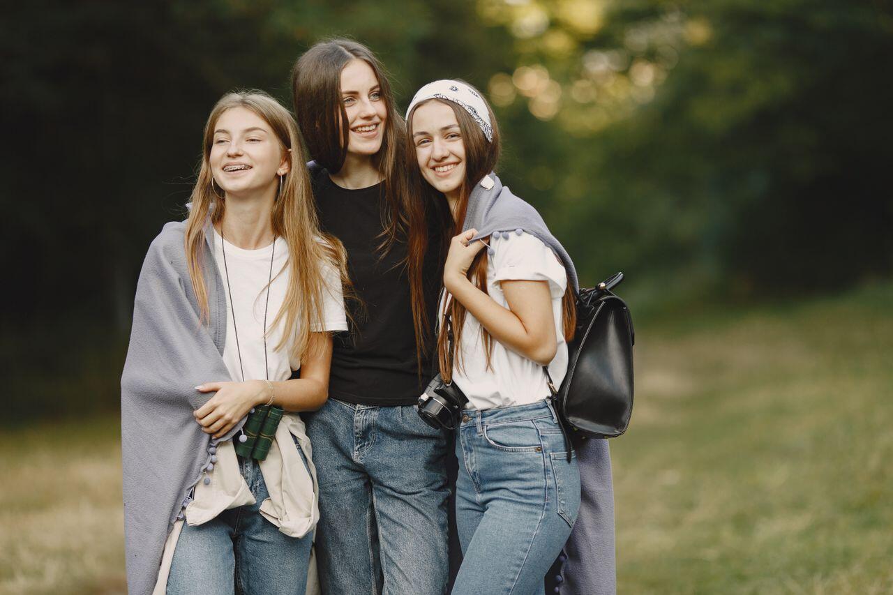 trois ados dans la foret