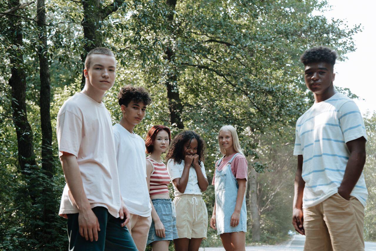 groupe d adolescents diversifies dans la foret