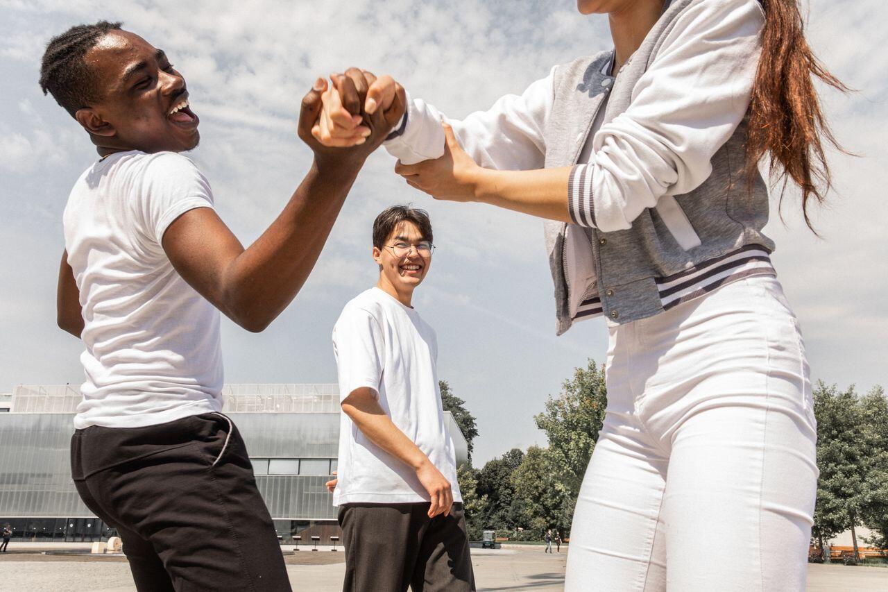 trois adolescents s amusant dehors