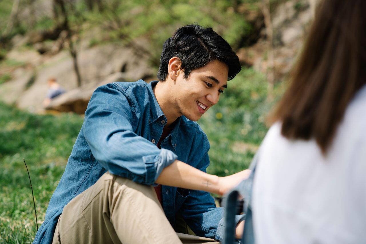 adp assi dans l herbe souriant