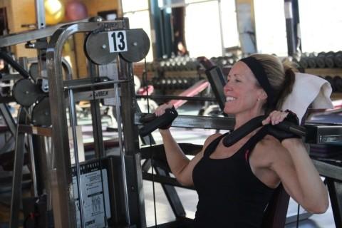 Ganar músculo en un gimnasio o con un entrenador.