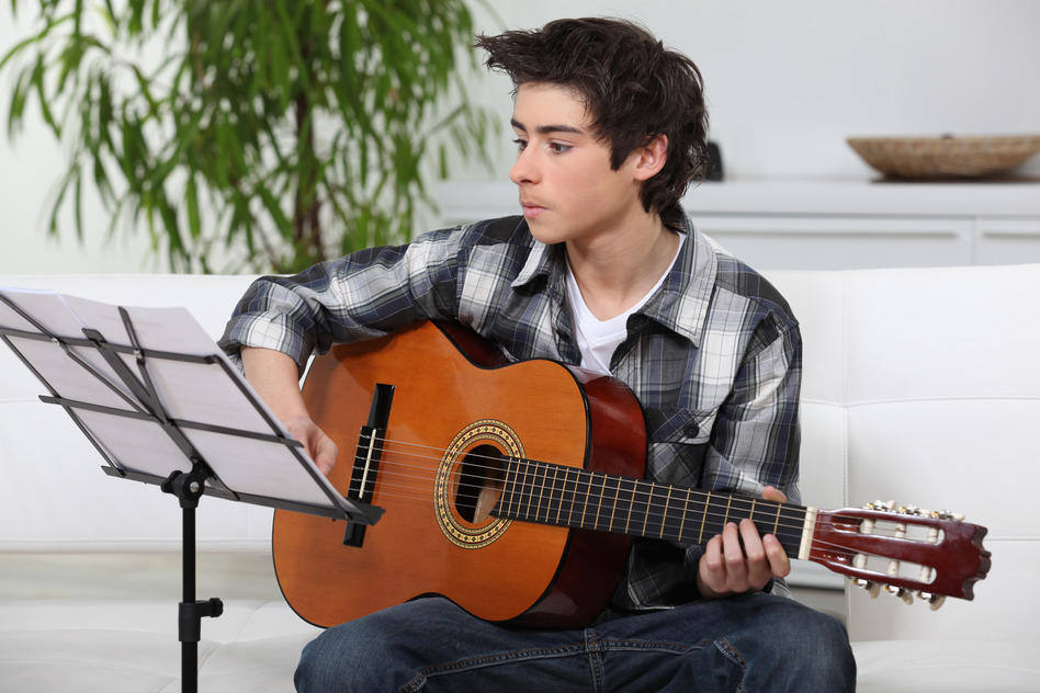 Tocar la guitarra