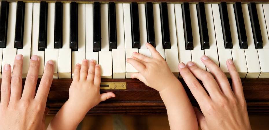 Tocar piano niños