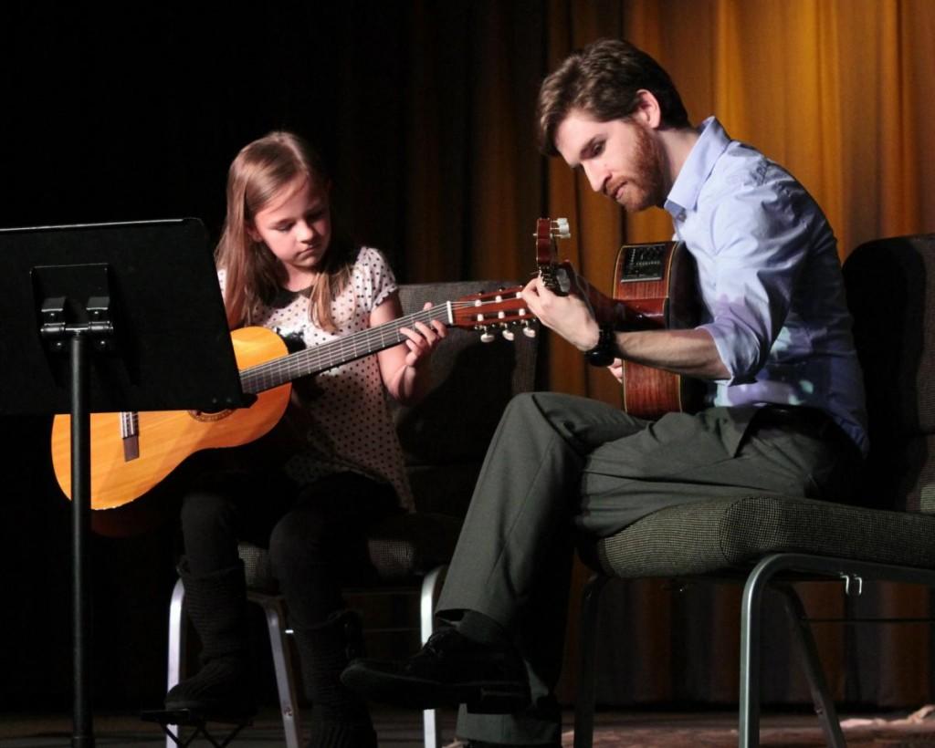 Tocar la guitarra