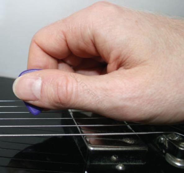 Guitarra púa una mano