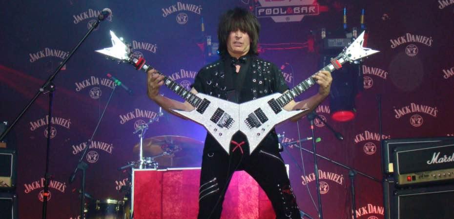 Tocar con una mano la guitarra