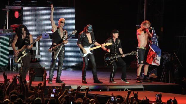 tocar hard rock a la guitarra