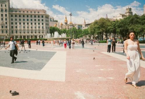 Habla con franceses por la calle.