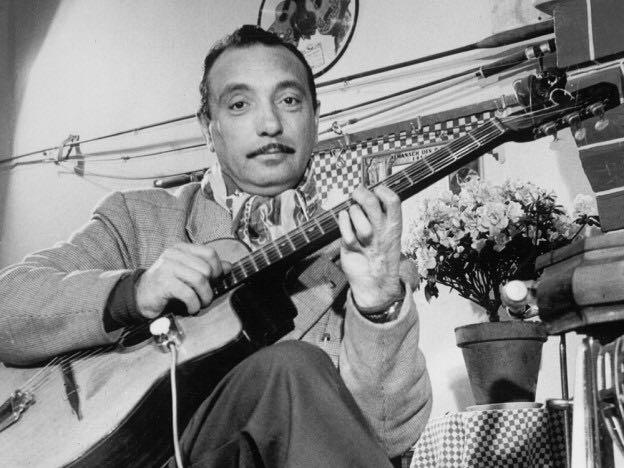 toca la guitarra a la Django Reinhardt
