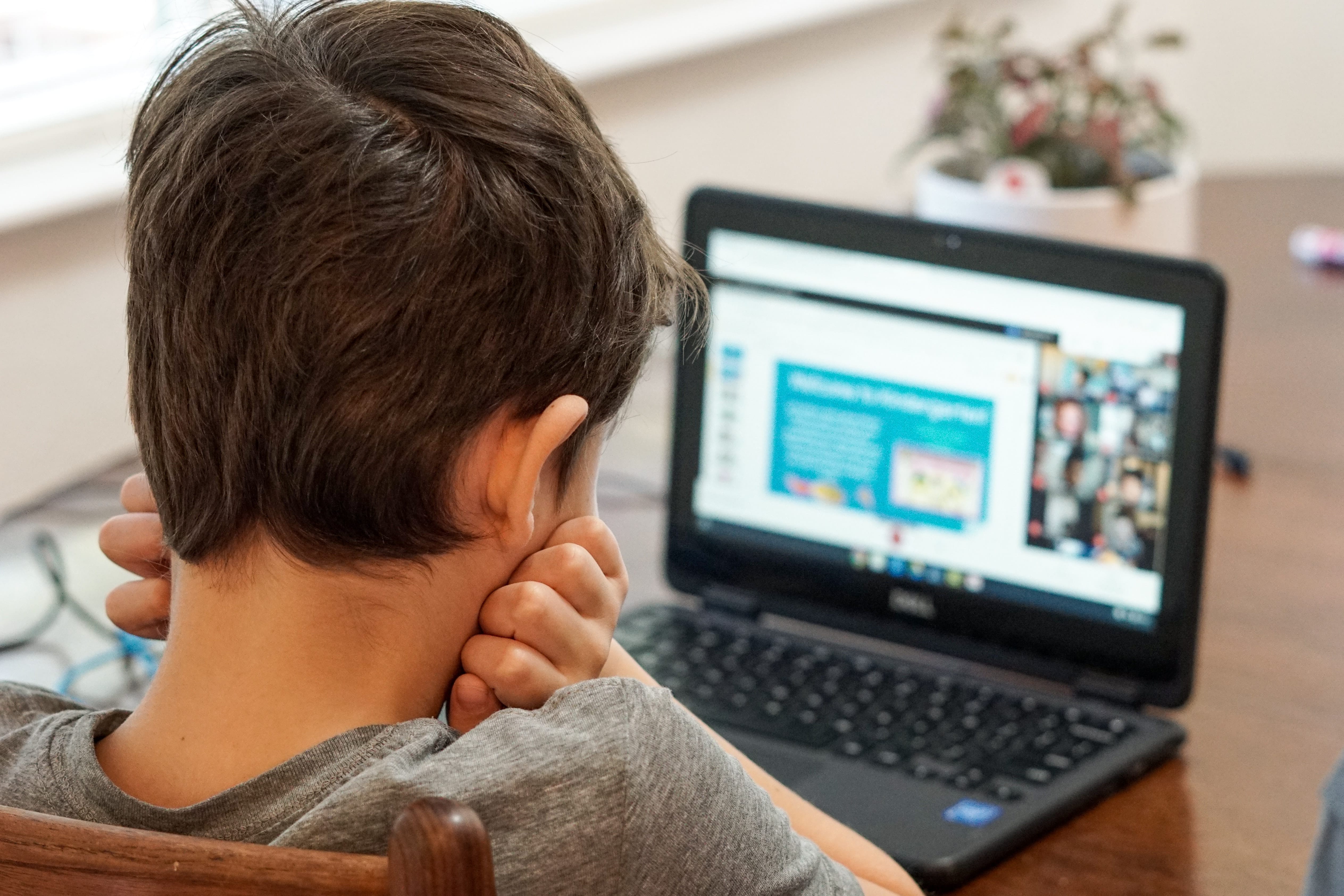 Menor de edad frente a notebook