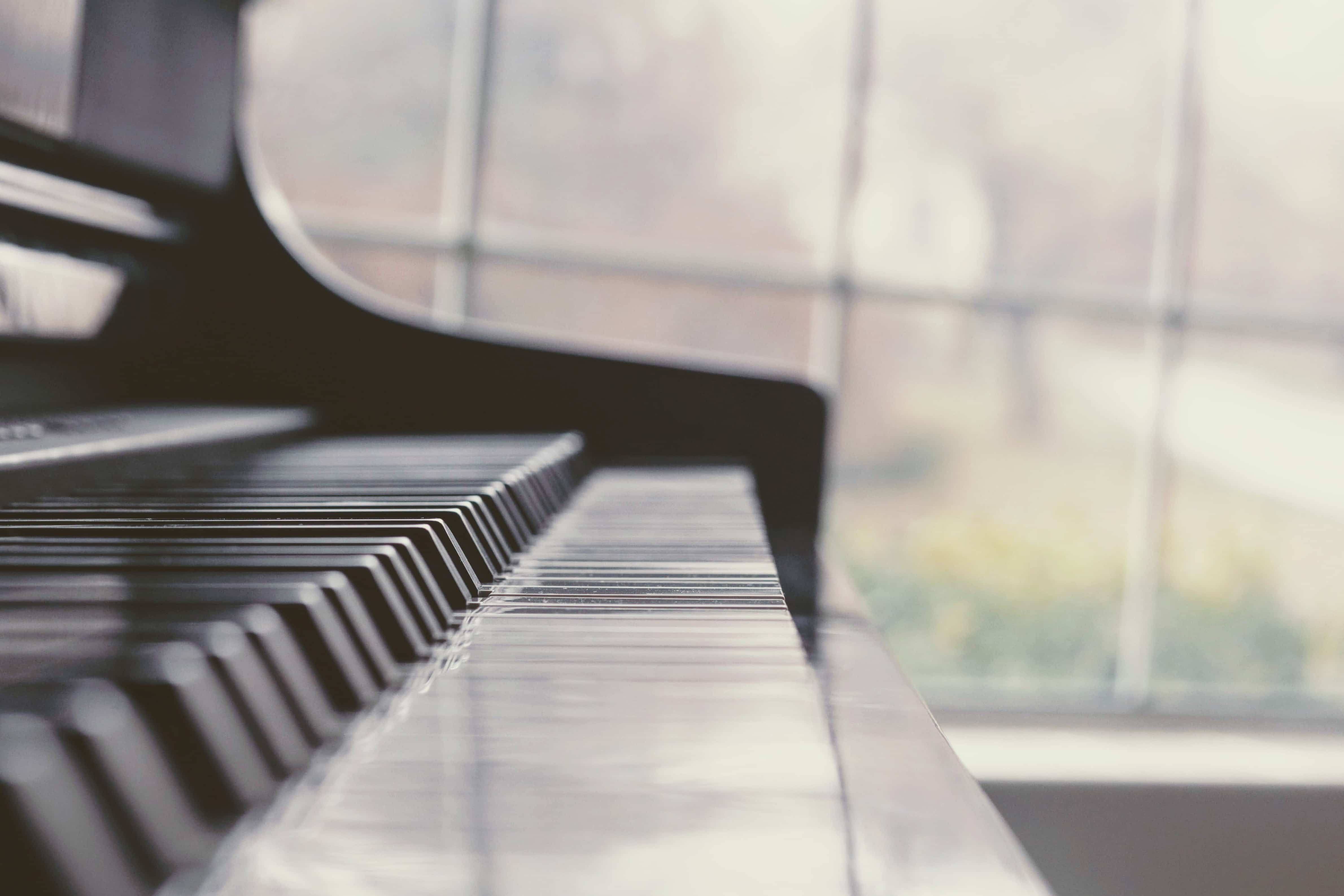 Piano con ventana de fondo