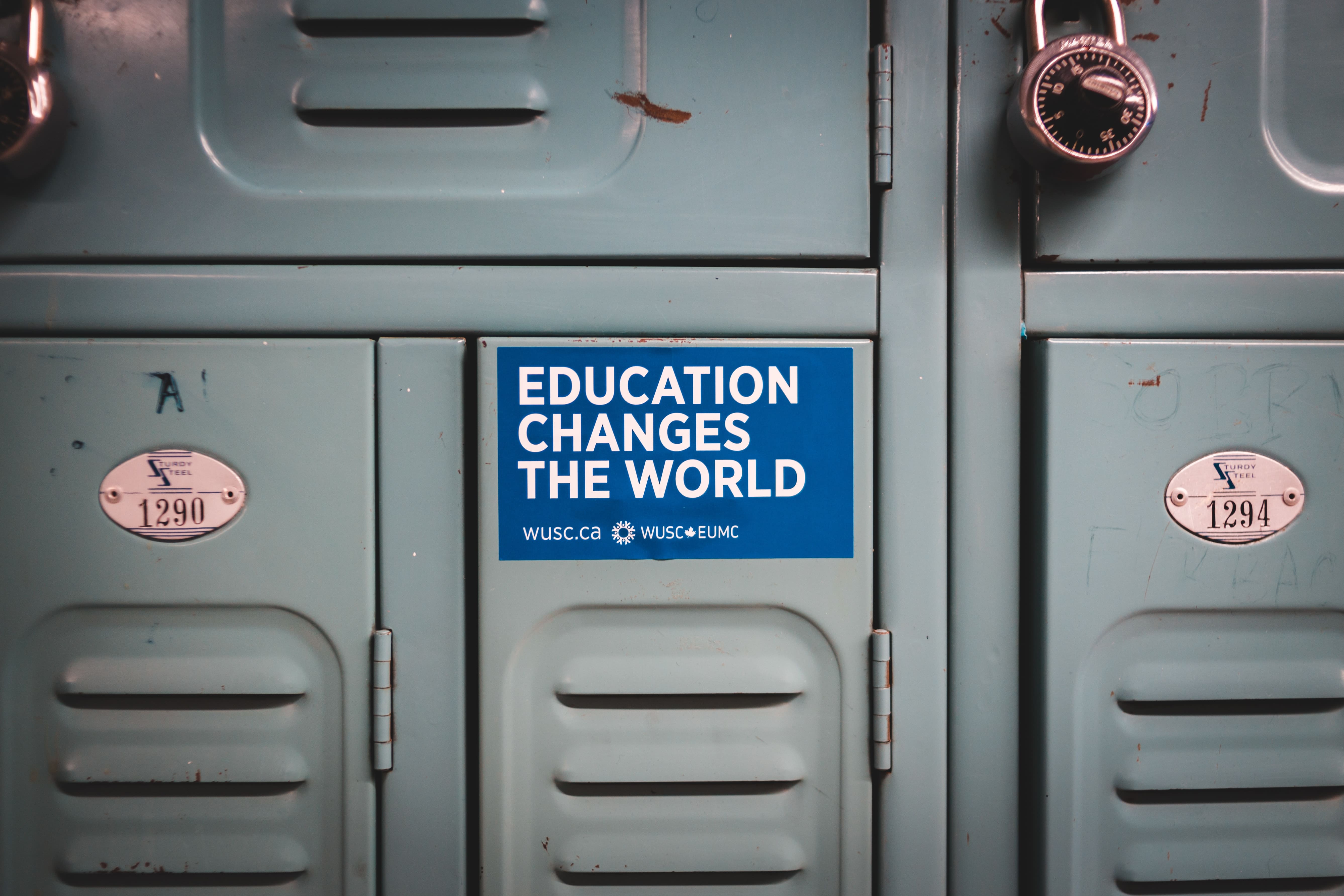 Lockers con frase en inglés