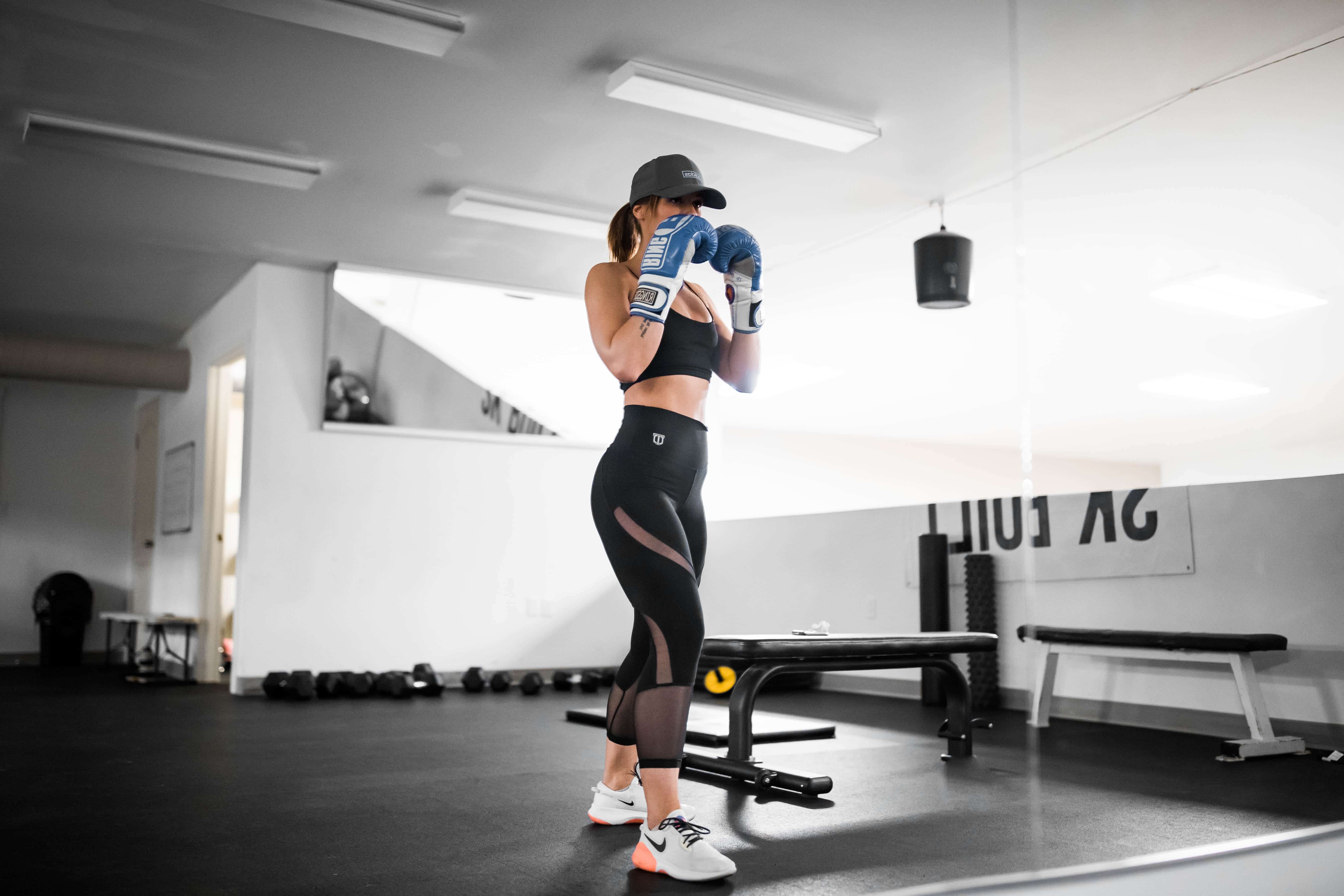 Mujer en posición de ataque en boxeo