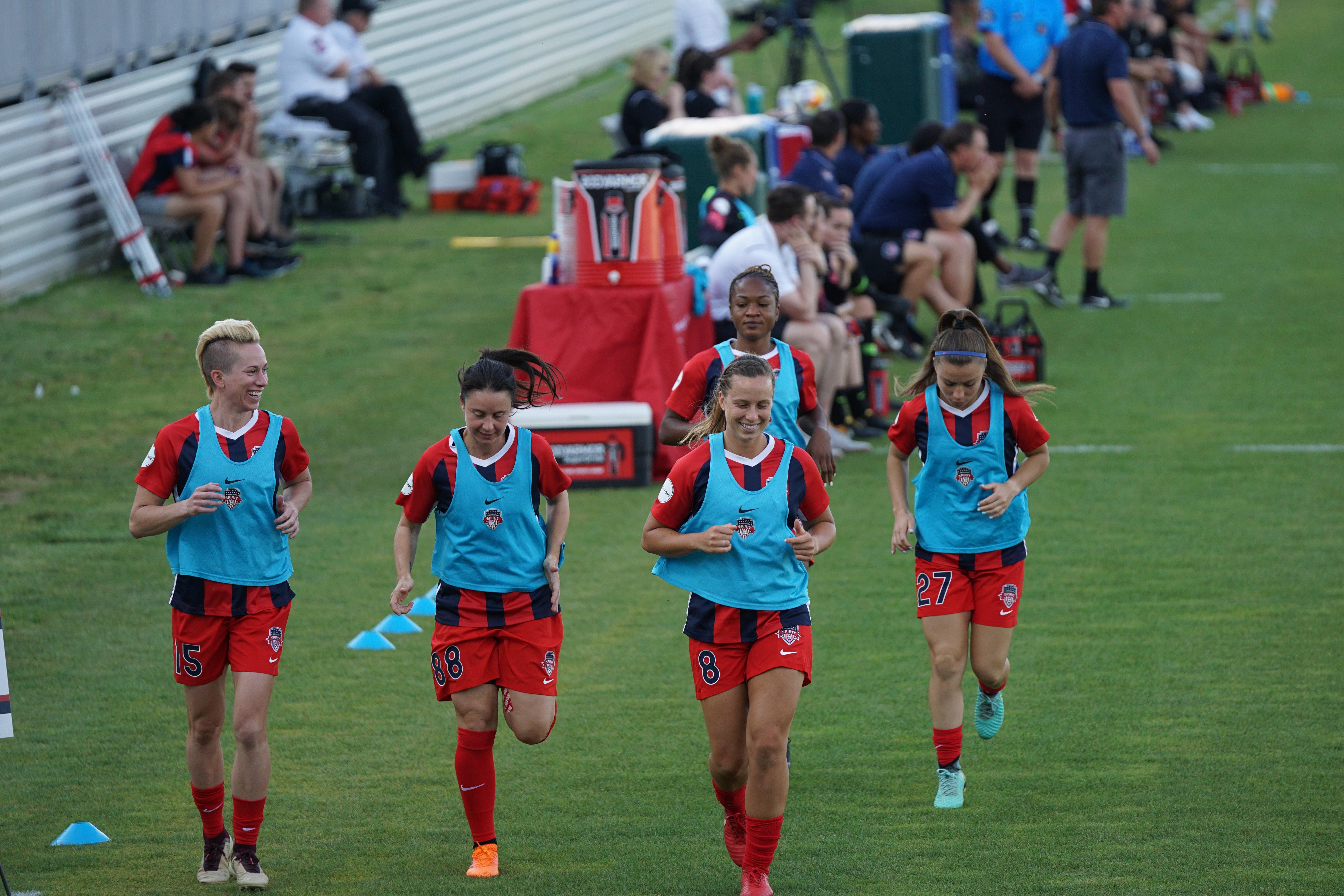 Equipo femenino calentando