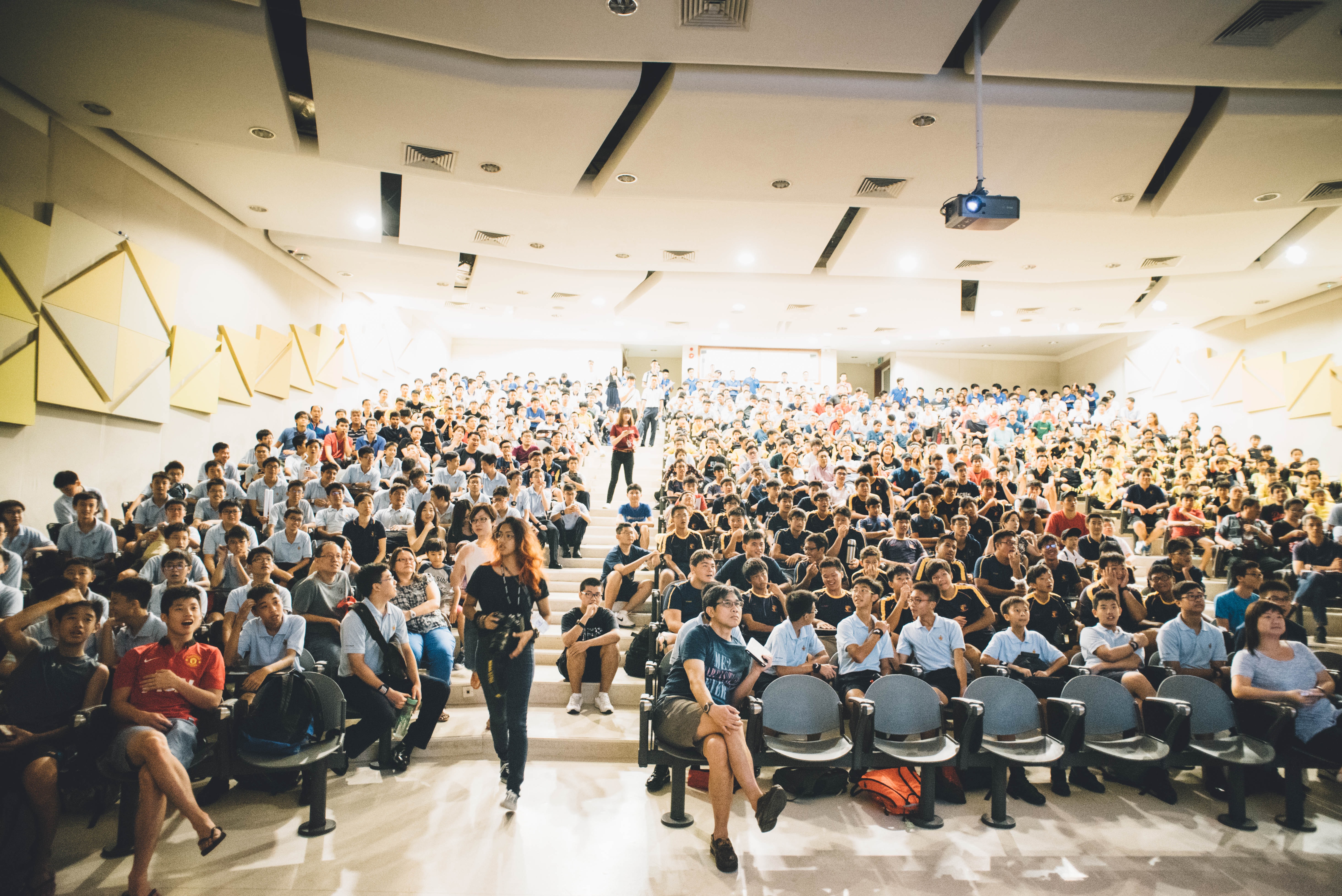 Grupos de estudiantes en audiotorio